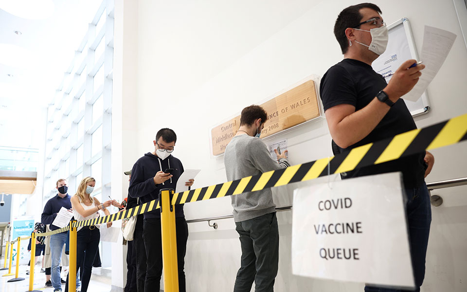 ενισχυτική-δόση-εμβολίου-προς-χορήγη-561498406