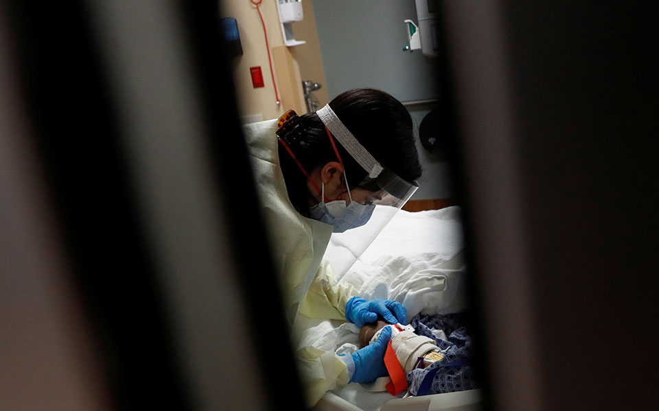 Κορωνοϊός: 2.329 κρούσματα, 26 θάνατοι, 333 διασωληνωμένοι-1