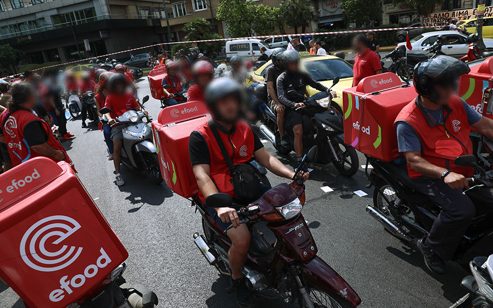 efood: Μοτοπορεία από διανομείς στο κέντρο της Αθήνας-2