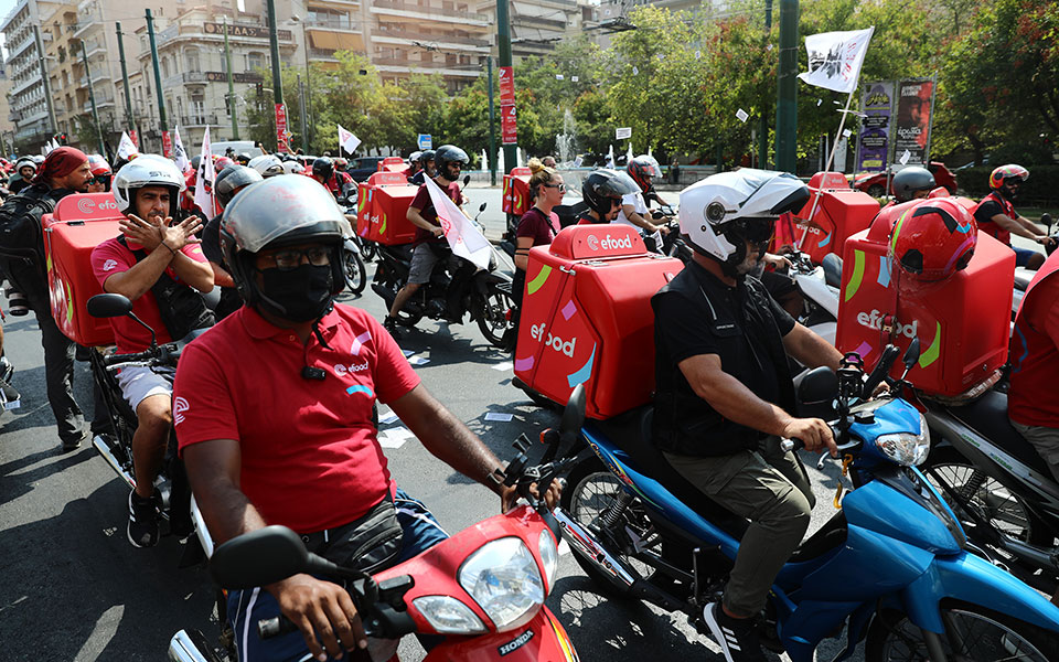 efood: Μοτοπορεία από διανομείς στο κέντρο της Αθήνας-1