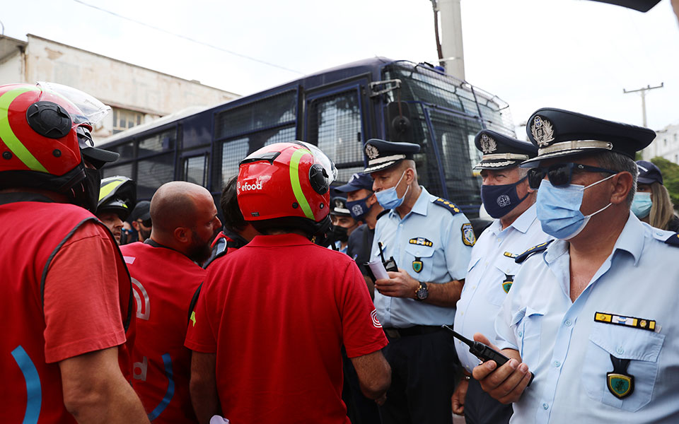efood: Μοτοπορεία από διανομείς στο κέντρο της Αθήνας-3