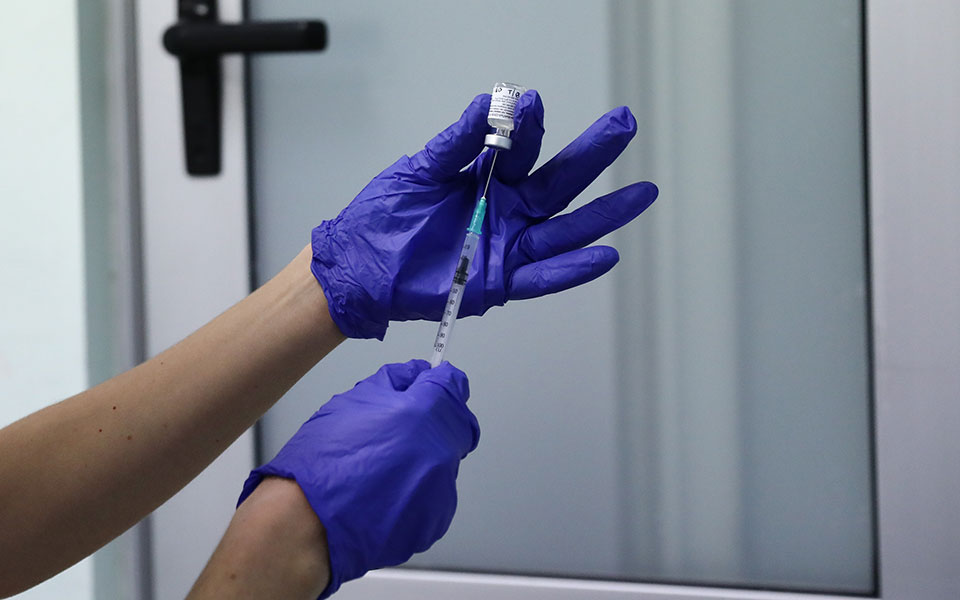 παγώνη-για-εικονικούς-εμβολιασμούς-561487630