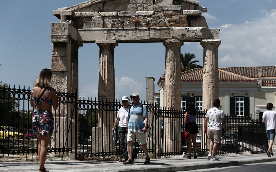 Η ύφεση στα κρούσματα δεν απέτρεψε τα μίνι lockdown-1
