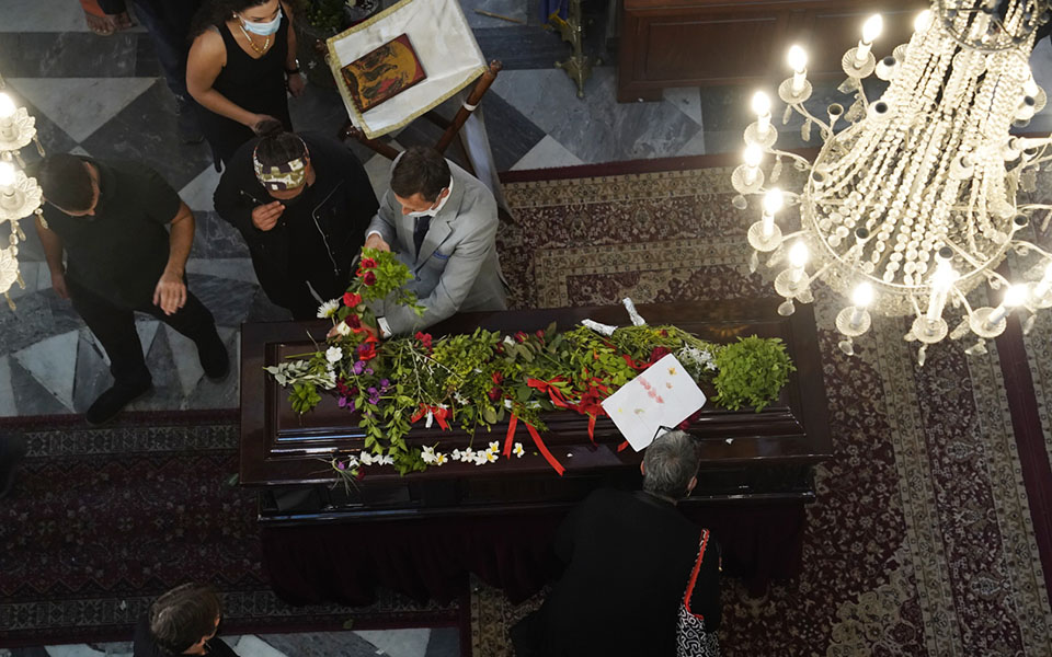 Κηδεία Μίκη Θεοδωράκη: Αποχαιρετισμός με ριζίτικα στον Γαλατά Χανίων-16