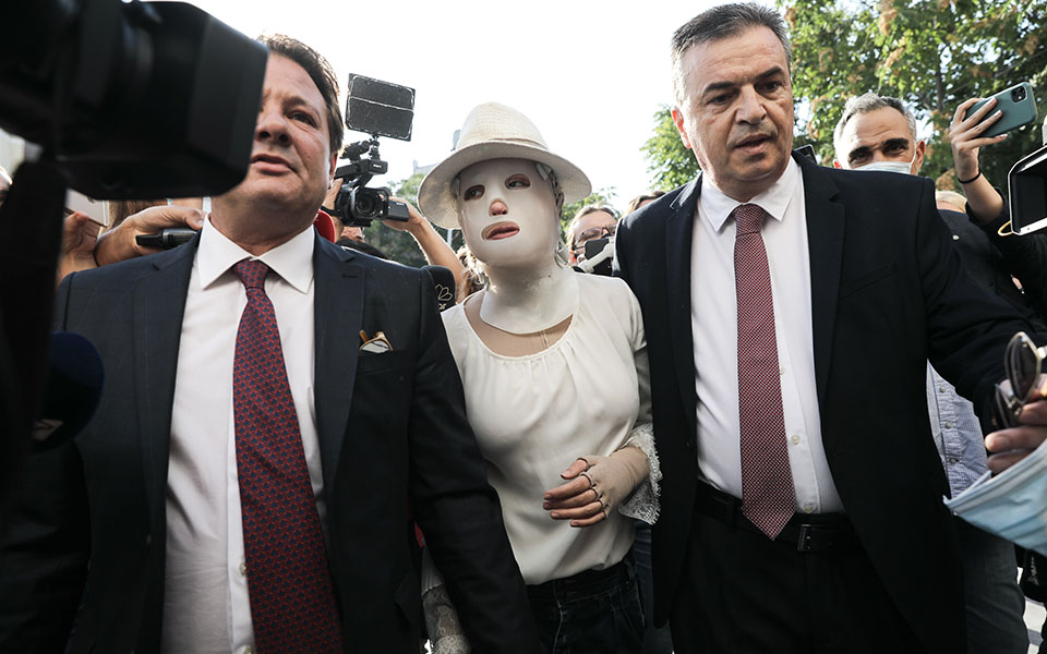 Επίθεση με βιτριόλι: Αρχίζει η δίκη – Στο δικαστήριο η 35χρονη Ιωάννα (εικόνες)-1