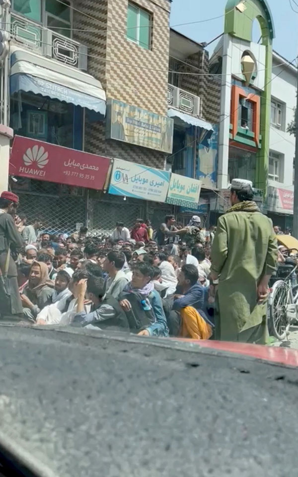 Αφγανιστάν: Συνωστισμός σε τράπεζες στην Καμπούλ (εικόνες)-1