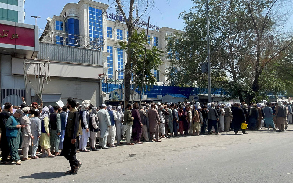 αφγανιστάν-συνωστισμός-σε-τράπεζες-σ-561484270