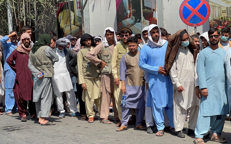 Αφγανιστάν: Συνωστισμός σε τράπεζες στην Καμπούλ (εικόνες)-3