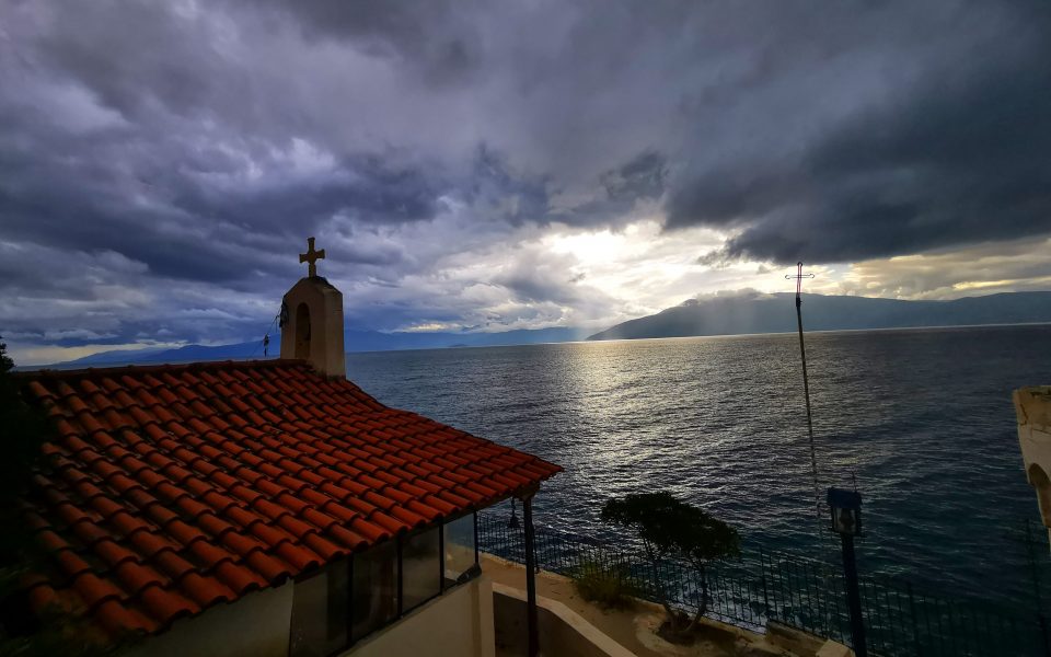 φθινοπωρινός-ο-καιρός-εικόνες-από-τ-561518545