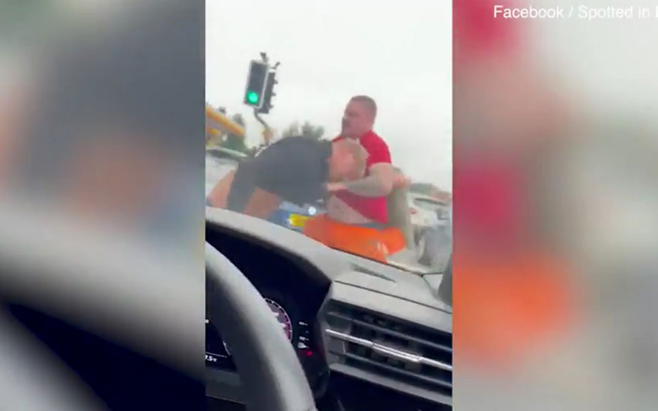 βρετανία-σκηνές-βίας-έξω-από-τα-πρατήρ-561518062