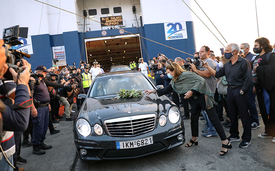 Μίκης Θεοδωράκης: Η Κρήτη υποδέχεται τον μεγάλο Έλληνα συνθέτη – Στα Χανιά η σορός του-1