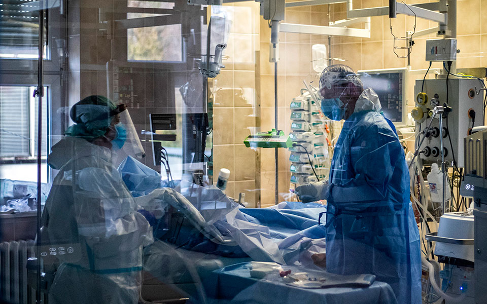 κορωνοϊός-καμπανάκι-ειδικών-εμβό-561518389