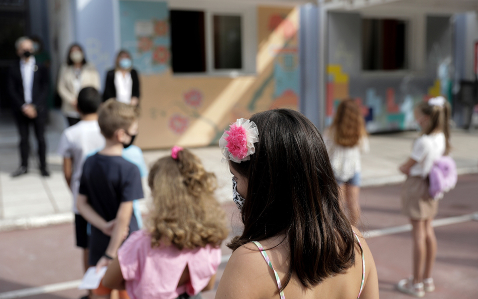 Σχολεία: Σε κλοιό ΕΛ.ΑΣ. και Δικαιοσύνης οι αρνητές – «Ασπίδα» σε εκπαιδευτικούς από αυτόφωρο και προσαγωγές-1