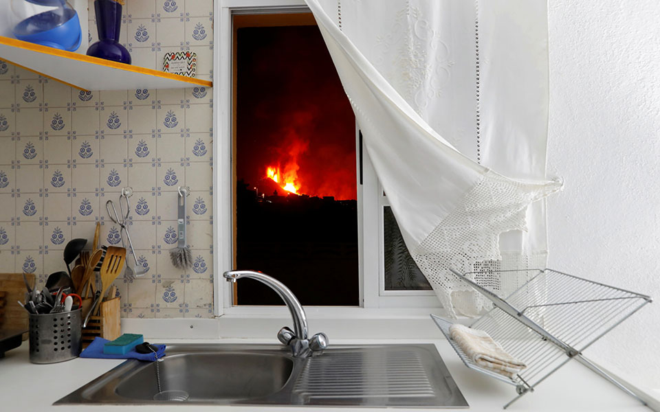 Ηφαίστειο Λα Πάλμα: Στον ωκεανό έφθασε η λάβα – Συγκλονίζουν οι εικόνες-1