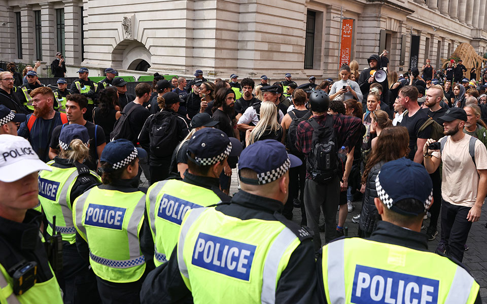 επεισόδια-στην-βρετανία-αστυνομικοί-561485770