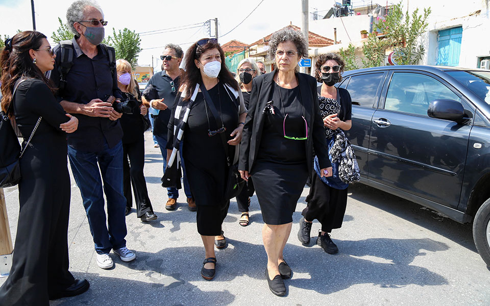 ο-συγκινητικός-αποχαιρετισμός-της-μα-561492829