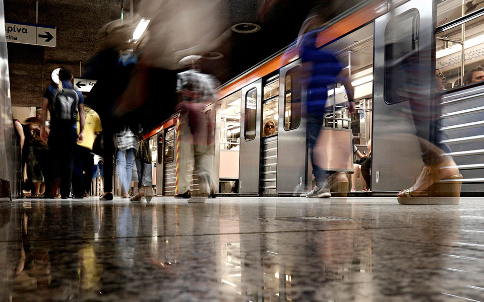 ρατσιστική-βία-κατά-επιβατών-στα-μέσα-561510076