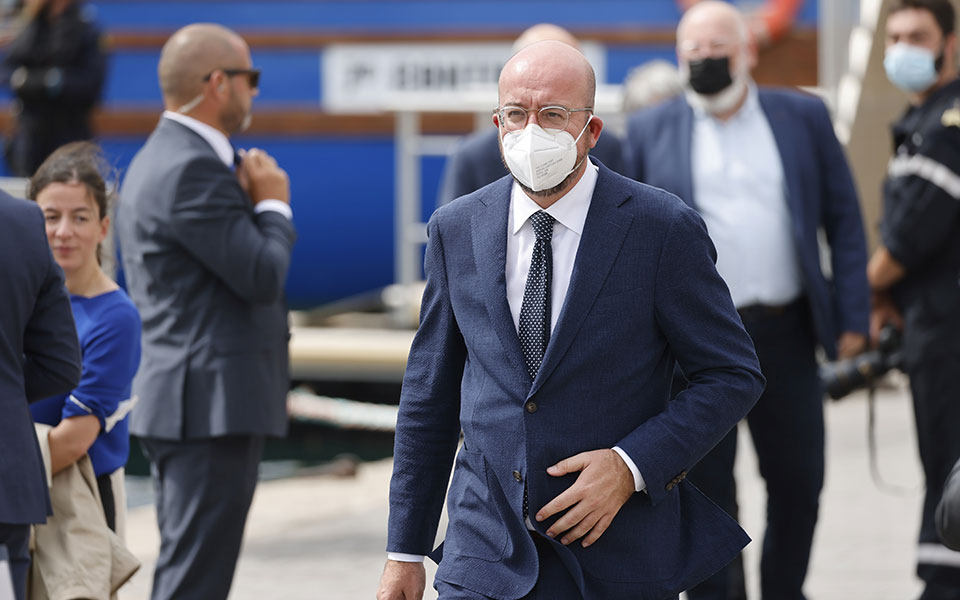 δηκτικός-σαρλ-μισέλ-κατά-ηπα-επί-τραμ-561506089