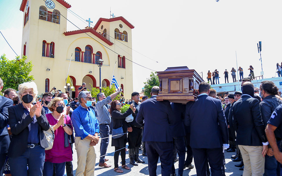 Κηδεία Μίκη Θεοδωράκη: Αποχαιρετισμός με ριζίτικα στον Γαλατά Χανίων-9