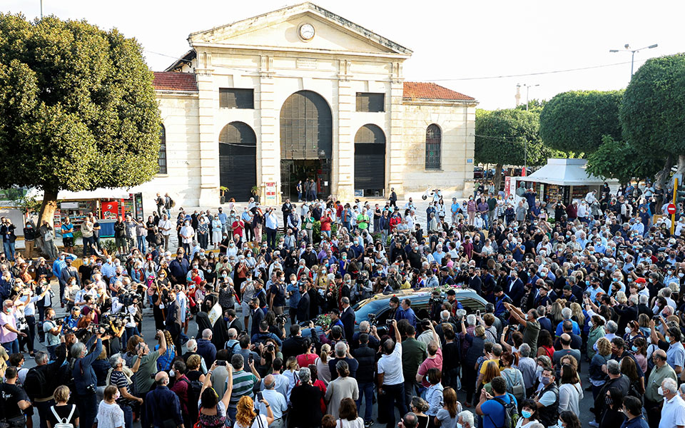 Κηδεία Μίκη Θεοδωράκη: Αποχαιρετισμός με ριζίτικα στον Γαλατά Χανίων-15
