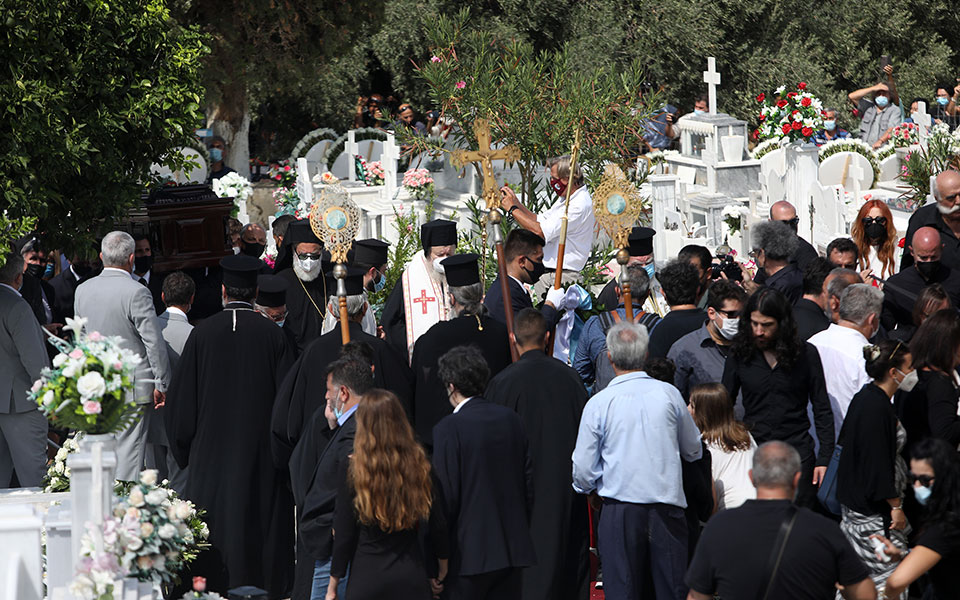 Κηδεία Μίκη Θεοδωράκη: Αποχαιρετισμός με ριζίτικα στον Γαλατά Χανίων-2