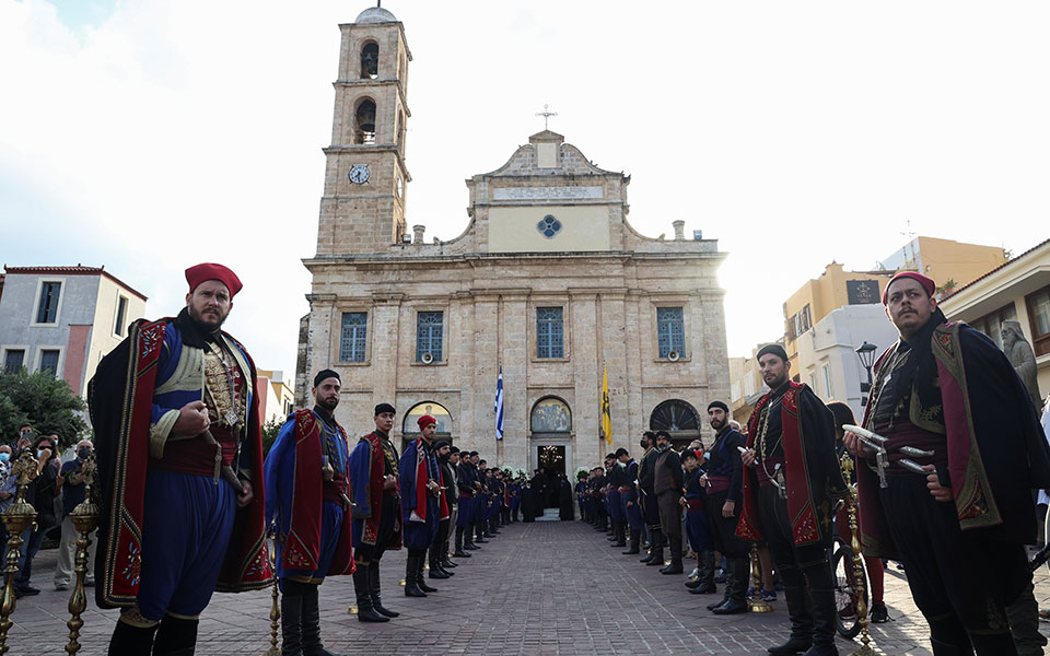 Κηδεία Μίκη Θεοδωράκη: Αποχαιρετισμός με ριζίτικα στον Γαλατά Χανίων-12