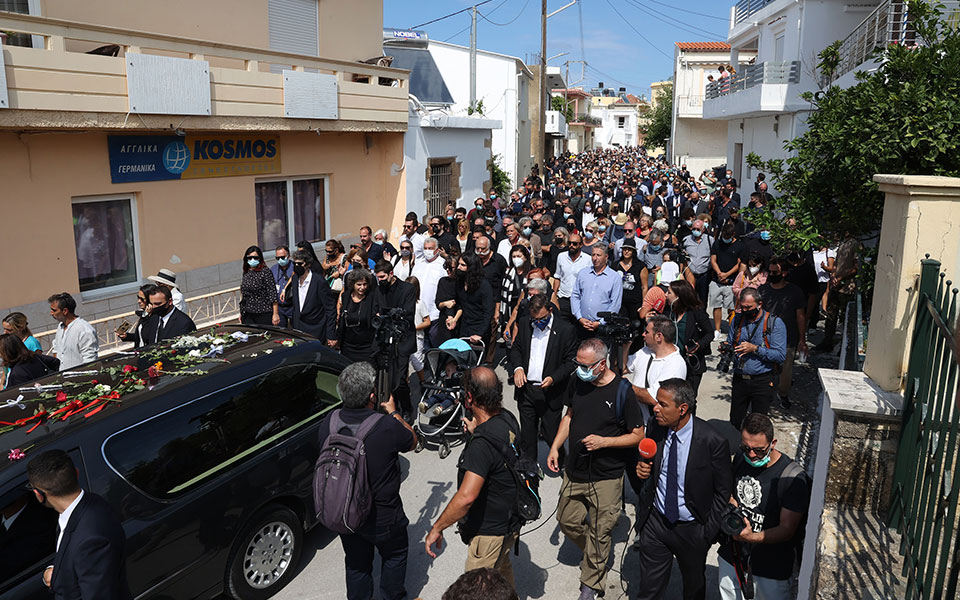 Κηδεία Μίκη Θεοδωράκη: Αποχαιρετισμός με ριζίτικα στον Γαλατά Χανίων-5