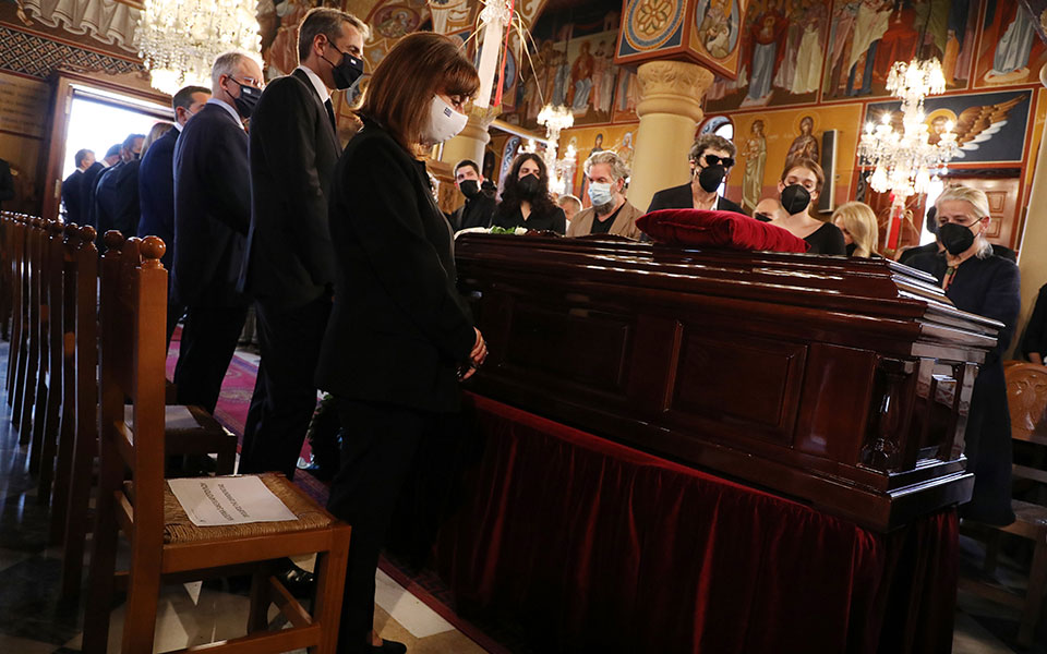 Κηδεία Μίκη Θεοδωράκη: Αποχαιρετισμός με ριζίτικα στον Γαλατά Χανίων-7