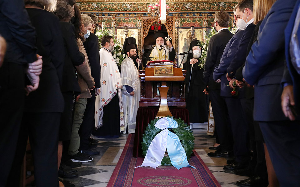 Κηδεία Μίκη Θεοδωράκη: Αποχαιρετισμός με ριζίτικα στον Γαλατά Χανίων-8