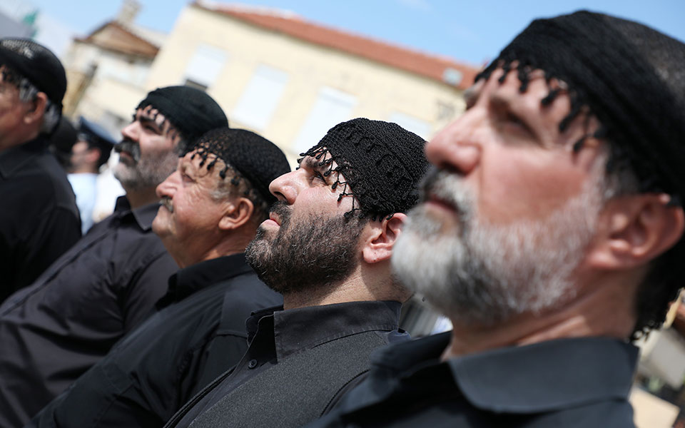 Κηδεία Μίκη Θεοδωράκη: Αποχαιρετισμός με ριζίτικα στον Γαλατά Χανίων-10