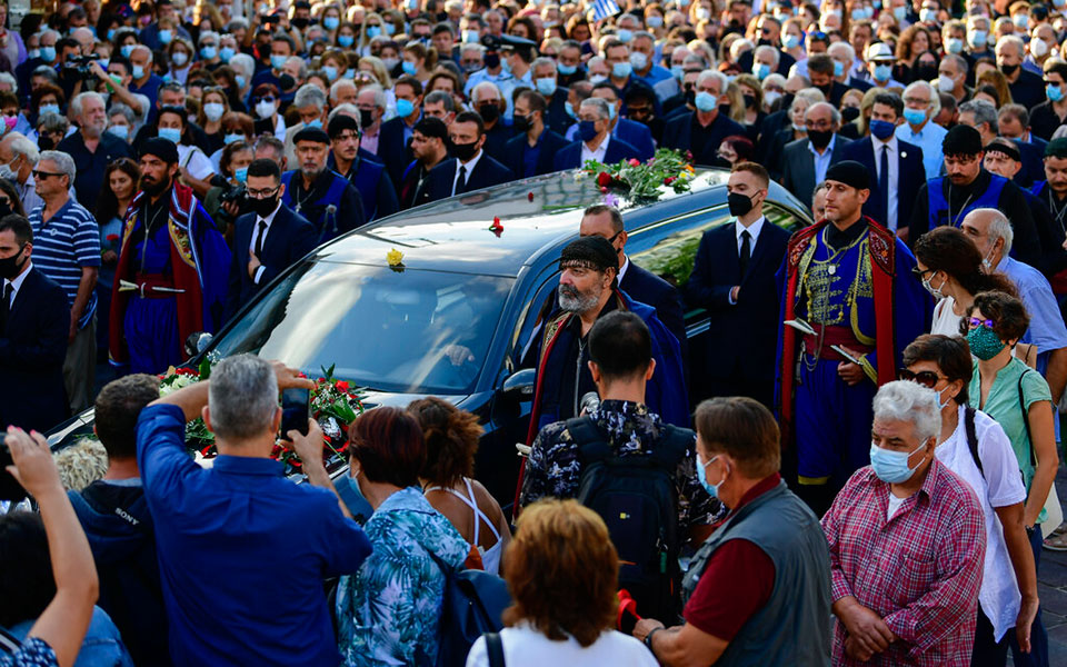 Κηδεία Μίκη Θεοδωράκη: Αποχαιρετισμός με ριζίτικα στον Γαλατά Χανίων-6