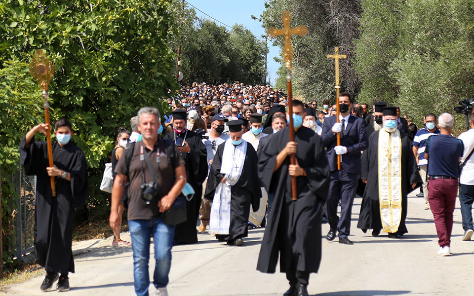 Κηδεία Μίκη Θεοδωράκη: Αποχαιρετισμός με ριζίτικα στον Γαλατά Χανίων-3