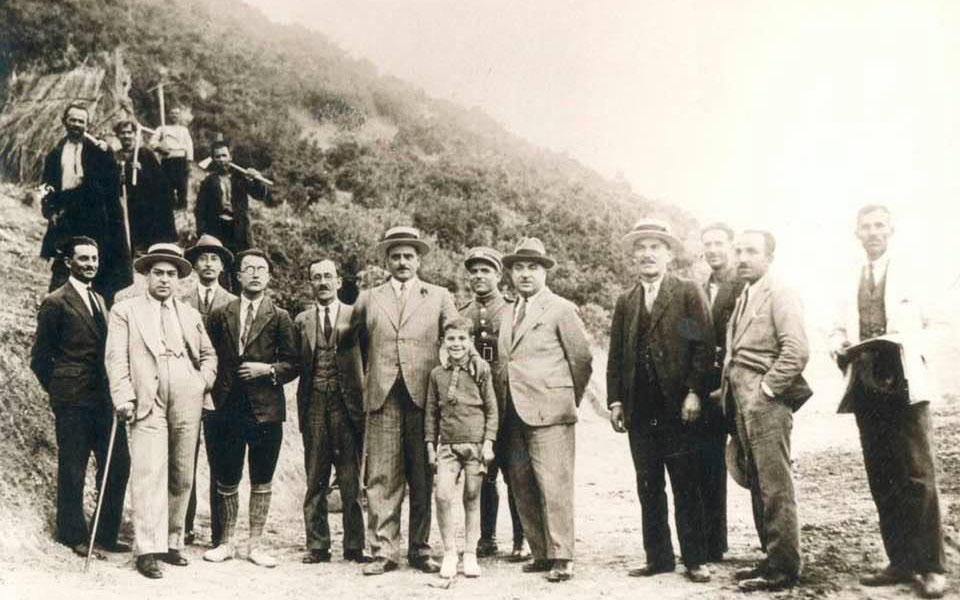 ο-7χρονος-μίκης-θεοδωράκης-στα-βουνά-το-561484501