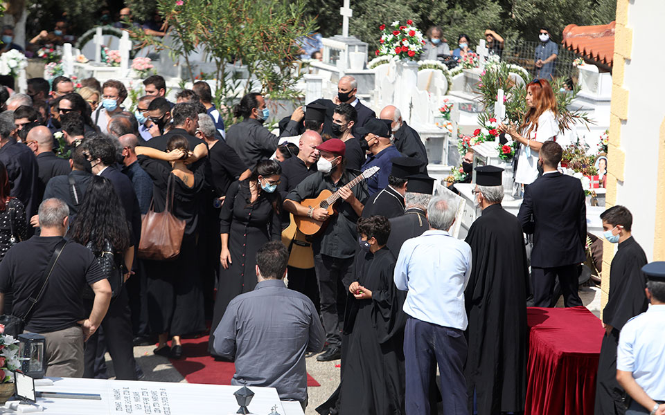 Κηδεία Μίκη Θεοδωράκη: Αποχαιρετισμός με ριζίτικα στον Γαλατά Χανίων-4