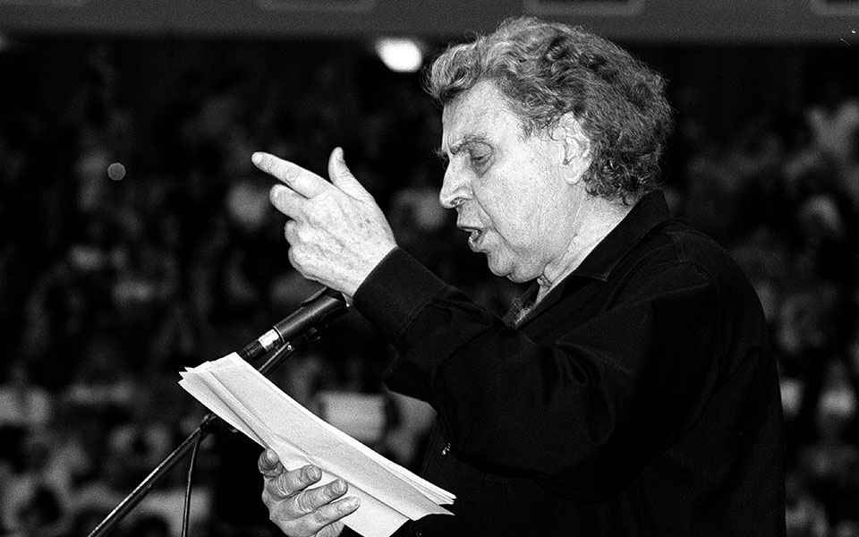 μίκης-θεοδωράκης-σε-λαϊκό-προσκύνημα-561487615