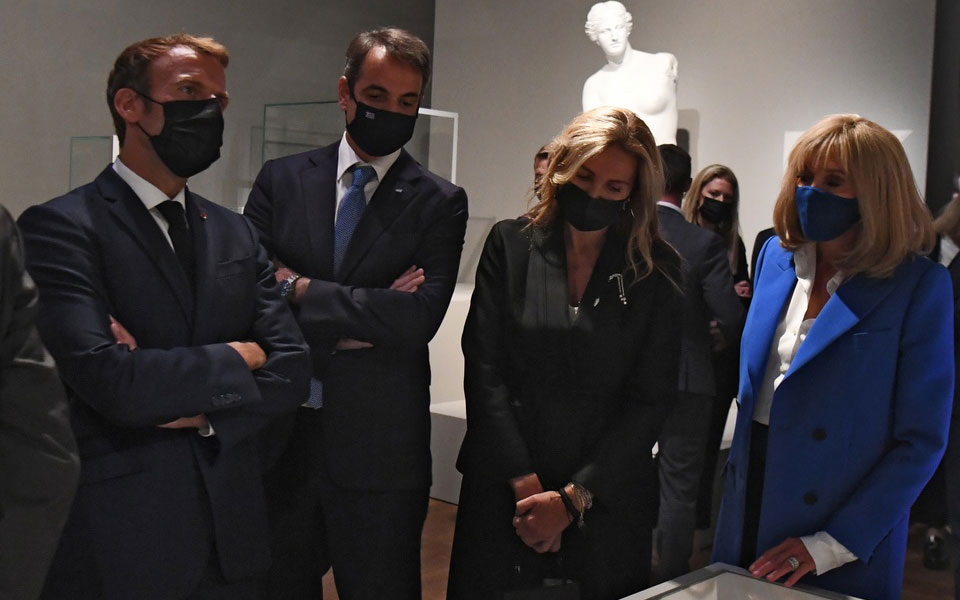 Μακρόν και Μητσοτάκης μαζί στο Μουσείο του Λούβρου-2