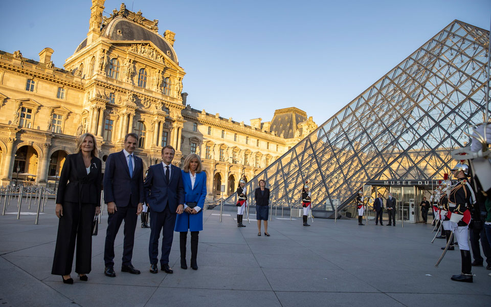 Μακρόν και Μητσοτάκης μαζί στο Μουσείο του Λούβρου-1