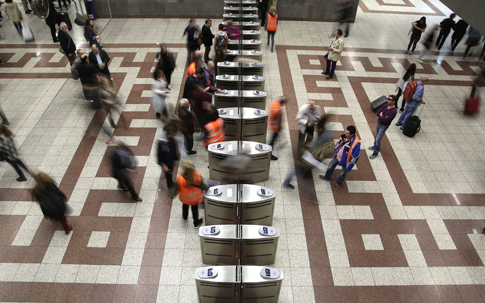 μετρό-κλειστός-ο-σταθμός-στο-σύνταγμα-561491347