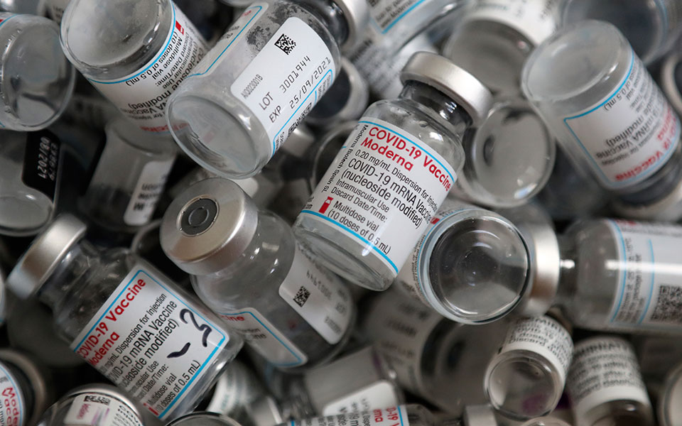 εμβόλια-πιέσεις-σε-moderna-και-pfizer-για-να-μοιρ-561509410