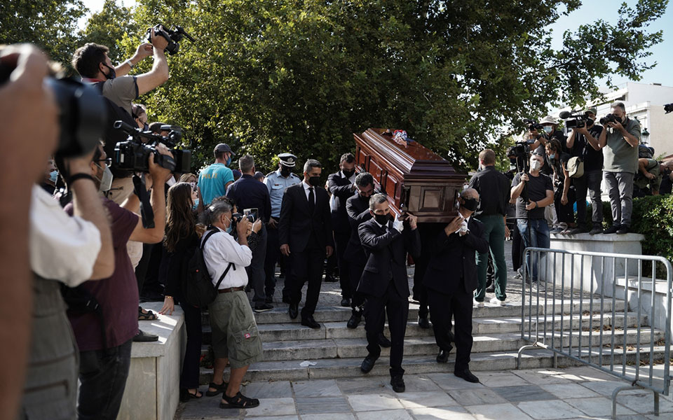 Μίκης Θεοδωράκης: Πλήθος κόσμου στη Μητρόπολη για το λαϊκό προσκύνημα (φωτογραφίες)-15