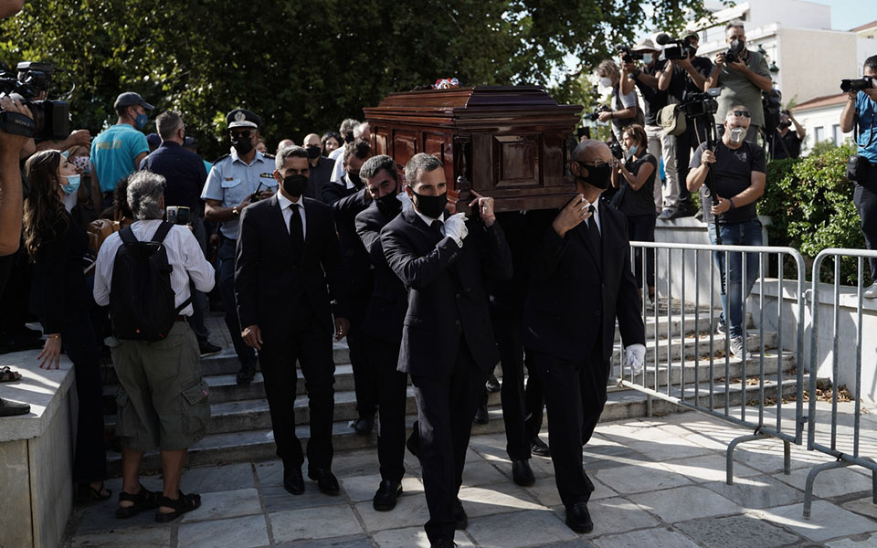 Μίκης Θεοδωράκης: Πλήθος κόσμου στη Μητρόπολη για το λαϊκό προσκύνημα (φωτογραφίες)-16