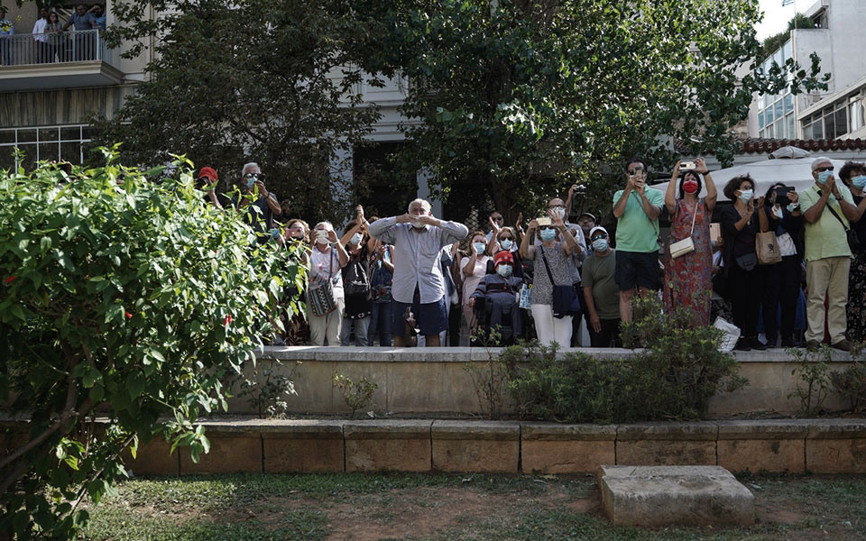 Μίκης Θεοδωράκης: Πλήθος κόσμου στη Μητρόπολη για το λαϊκό προσκύνημα (φωτογραφίες)-17