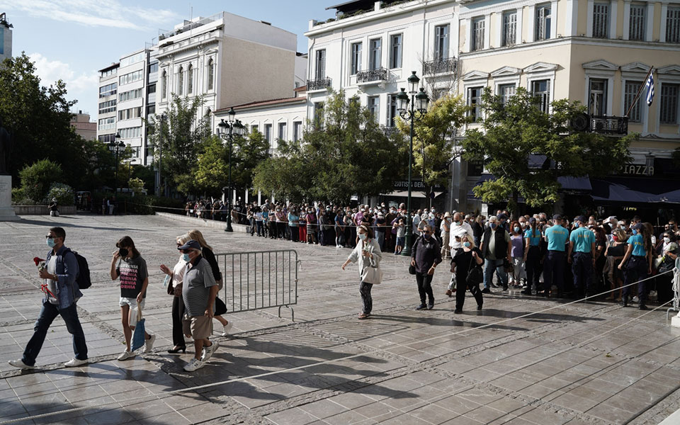Μίκης Θεοδωράκης: Πλήθος κόσμου στη Μητρόπολη για το λαϊκό προσκύνημα (φωτογραφίες)-18