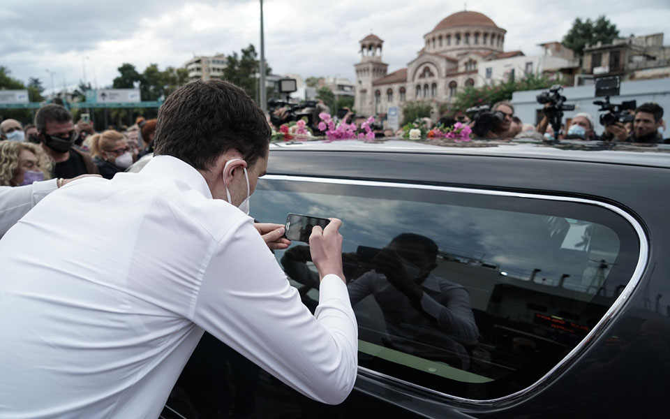 Μίκης Θεοδωράκης: Η Κρήτη υποδέχεται τον μεγάλο Έλληνα συνθέτη – Στα Χανιά η σορός του-3