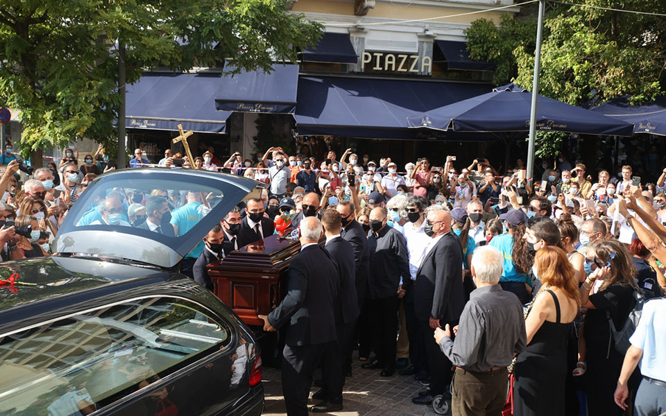 Μίκης Θεοδωράκης: Πλήθος κόσμου στη Μητρόπολη για το λαϊκό προσκύνημα (φωτογραφίες)-19