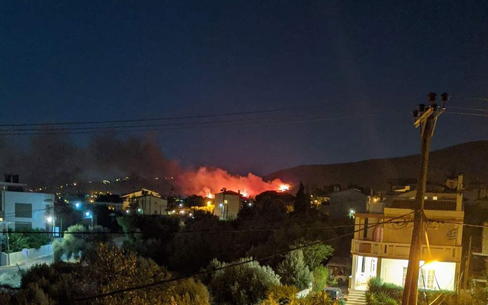 Φωτιά στη Νέα Μάκρη: Χωρίς ενεργό μέτωπο, πολλές διάσπαρτες εστίες-3