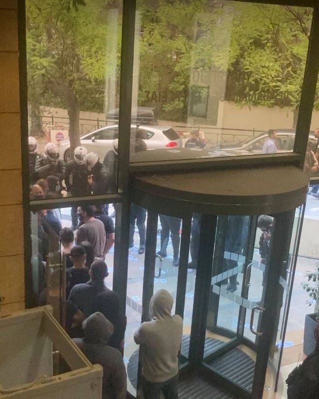 Ρουβίκωνας: 23 προσαγωγές μετά την καταδρομική στο υπουργείο Περιβάλλοντος-8