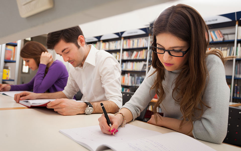 τμήματα-φιλολογίας-η-χαμένη-λάμψη-561489385