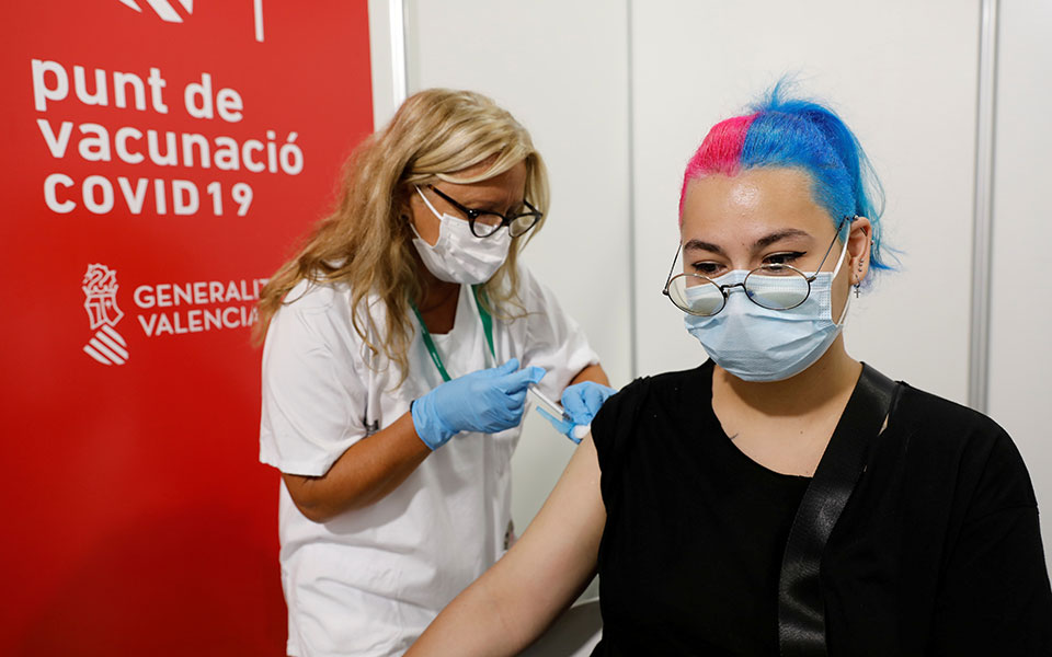 ισπανία-το-703-του-πληθυσμού-είναι-πλήρω-561482722