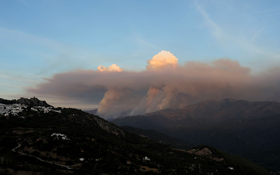 φωτιά-στην-ισπανία-η-βροχή-διευκολύνε-561497080